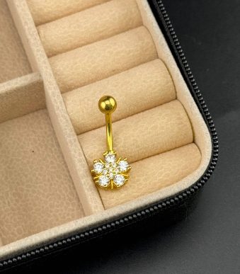 پیرسینگ ناف نگین‌دار طرح گل طلایی