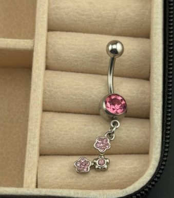 پیرسینگ ناف آویزدار نگین صورتی طرح گل