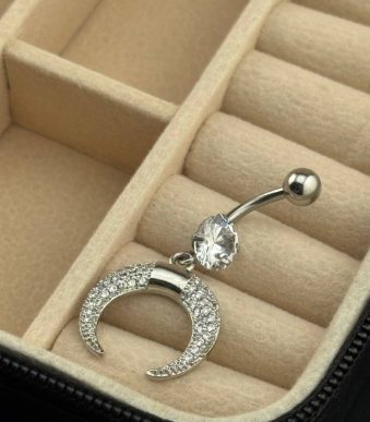 پیرسینگ ناف آویزدار طرح هلال ماه نگین‌دار