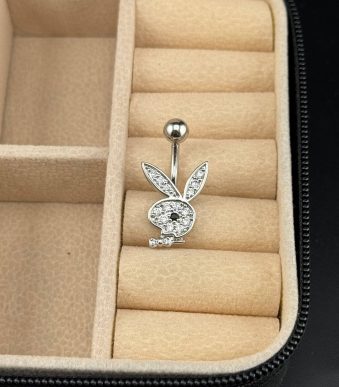 پیرسینگ ناف طرح خرگوش نگین‌دار