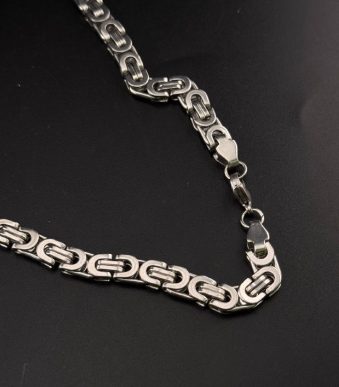 نمای نزدیک از درهمتنیدگی حلقهها در زنجیر استیل امپراتور تخت نقرهای