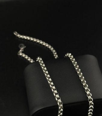 نمای نزدیک از حلقههای متقارن و ضخیم در گردنبند استیل مردانه بافت رولو (Rolo)