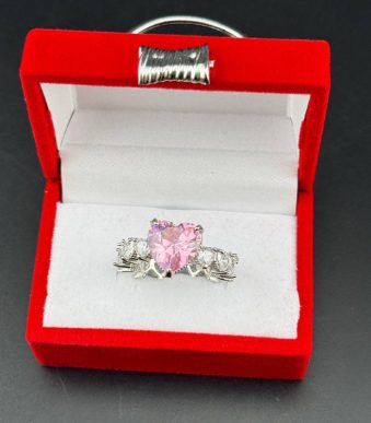 انگشتر زنانه استیل نگین قلبی صورتی با نگین‌های جانبی فری سایز